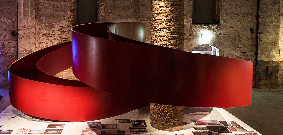 Красная лестница на биеннале в Венеции